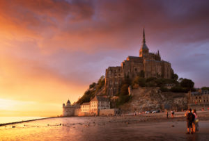 Le Mont-Saint-Michel bei Sonnenuntergang und dramatischem Himmel Le Mont-Saint-Michel bei Sonnenuntergang und dramatischem Himmel